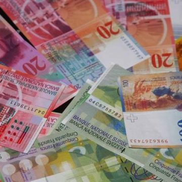 Francul elveţian a atins un nou nivel record. Cursul BNR pentru euro a urcat uşor Francul elveţian a atins un nou nivel record. Cursul BNR pentru euro a urcat uşor