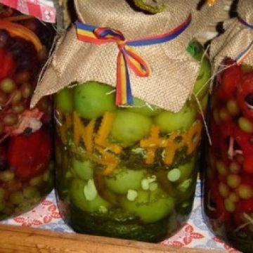 Gogonelele, castraveţii, vinetele sau gogoşarii sunt legume la mare căutare de gospodinele care au început să-şi pregătească borcanele cu murături