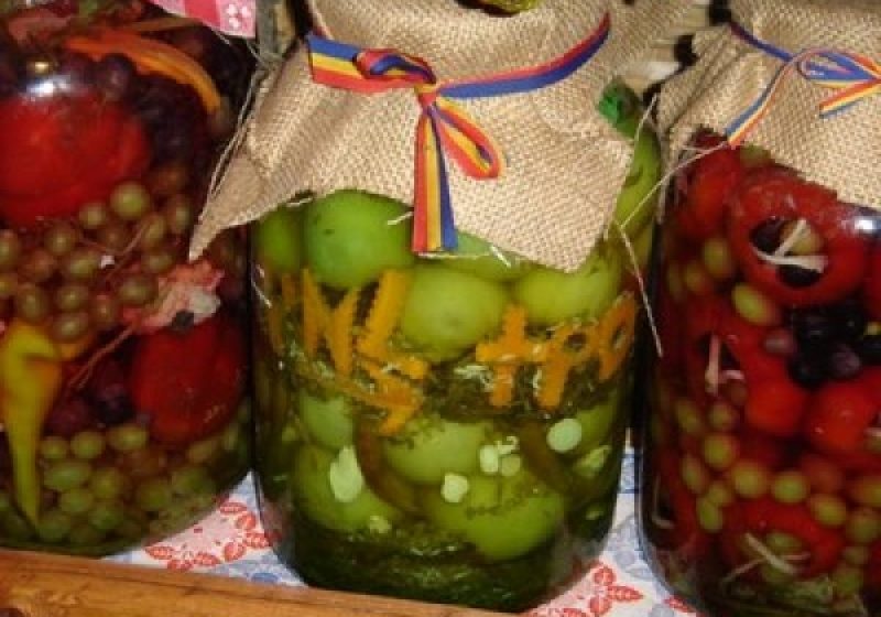 Gogonelele, castraveţii, vinetele sau gogoşarii sunt legume la mare căutare de gospodinele care au început să-şi pregătească borcanele cu murături