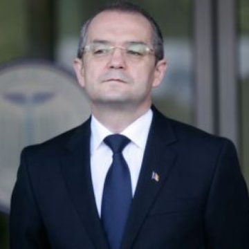 Guvernul va bloca şi anul viitor angajările din sectorul public