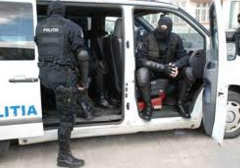 Mandate de reţinere pentru 5 traficanţi
