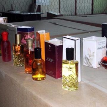 O româncă deghizată în poliţist a încercat să introducă parfumuri contrafăcute în Bulgaria