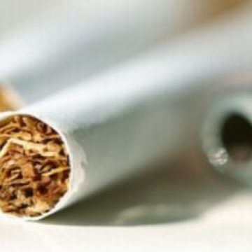 O ţigară fumată de o femeie echivalează cu cinci ţigări fumate de un bărbat