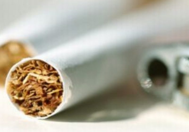 O ţigară fumată de o femeie echivalează cu cinci ţigări fumate de un bărbat