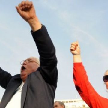 Peste 1.000 de salariaţi ai Poştei Române protestează în Piaţa Constituţiei