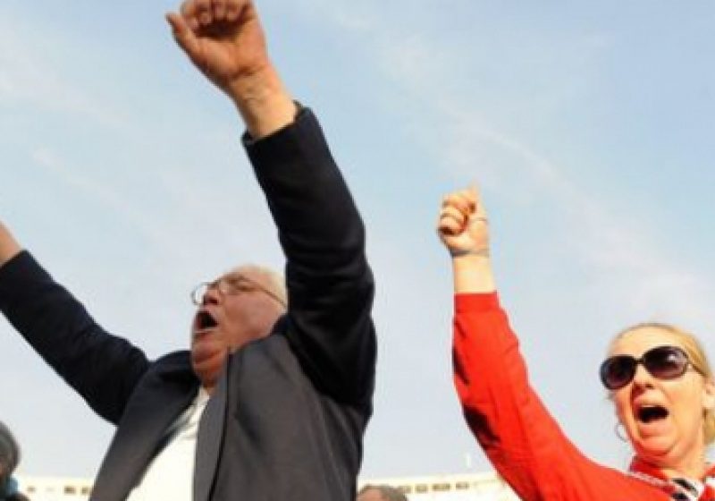 Peste 1.000 de salariaţi ai Poştei Române protestează în Piaţa Constituţiei