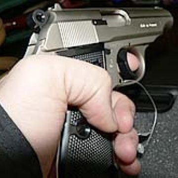 Pistol cu bile găsit de poliţişti în autoturismul unui tânăr din Vişeu de Sus