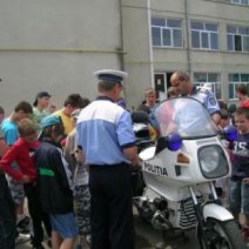 Poliţiştii alături de copiii maramureşeni în cadrul Proiectului Poliţiştii-prietenii în uniformă ai copiilor Poliţiştii alături de copiii maramureşeni în cadrul Proiectului Poliţiştii-prietenii în uniformă ai copiilor
