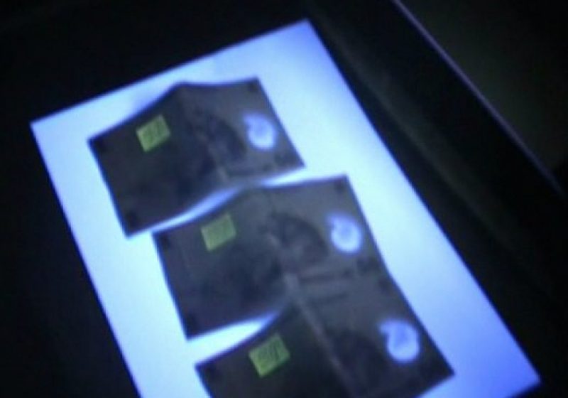 Poliţiştii din Vişeu de Sus au organizat un flagrant la şantaj prin marcarea unei bancnote