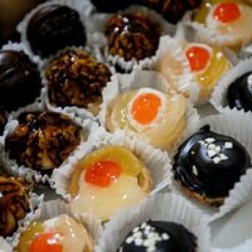 Prăjiturile şi biscuiţii cresc riscul de cancer uterin, spun experţii