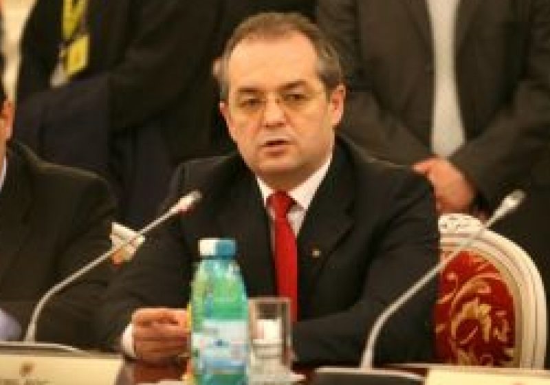 Premierul Boc susţine că salariile bugetarilor nu se vor mai micşora chiar dacă va reveni criza economică