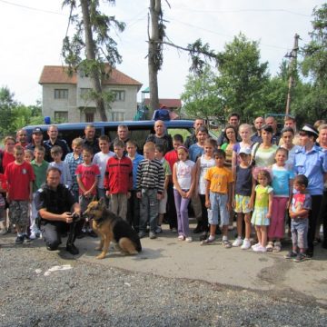 Prichindeii din Şomcuta Mare faţă-n faţă cu jandarmii Prichindeii din Şomcuta Mare faţă-n faţă cu jandarmii
