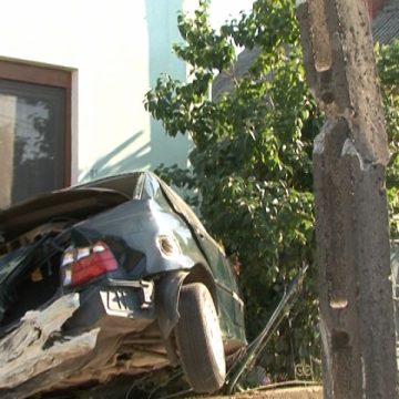 Din cauza vitezei excesive, un şofer din Sighet s-a înfipt cu maşina în gardul unui imobil de pe strada Nicolae Grigorescu din Sighet