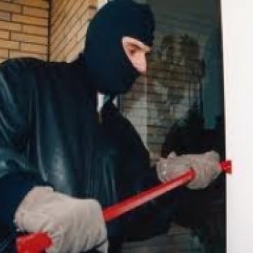 Şomcuta Mare:Doi tineri au forţat geamul unui magazin pentru a pătrunde în interior şi a sustrage bunuri Şomcuta Mare:Doi tineri au forţat geamul unui magazin pentru a pătrunde în interior şi a sustrage bunuri