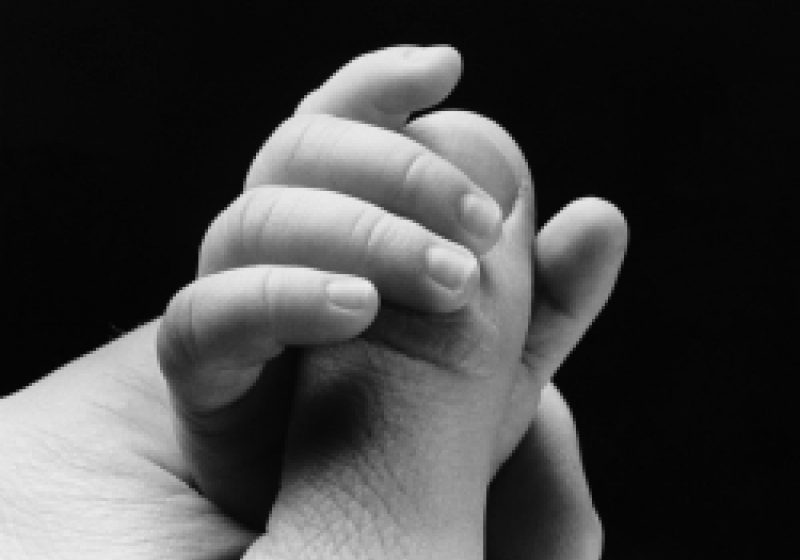 Tânăra din Văleni  care şi-a îngropat de viu copilul nou-născut a fost reţinută pentru 29 de zile