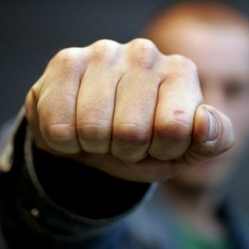 Tată şi fiu din Borşa bătuţi măr de mai mulţi tineri din Borşa Tată şi fiu din Borşa bătuţi măr de mai mulţi tineri din Borşa