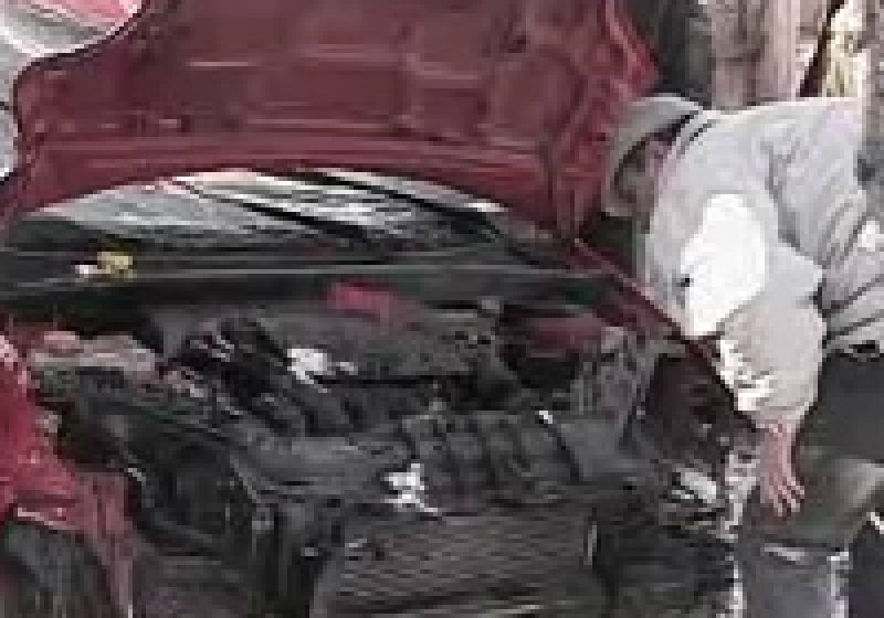 Un borşean s-a accidentat grav după ce a plonjat cu maşina în gardul unui imobil