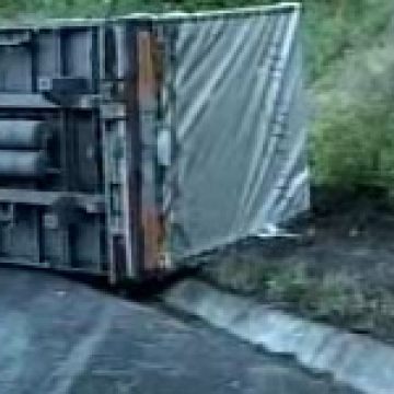 Un sighetean de 19 ani s-a răsturnat cu autoutilitara în grădina unei case Un sighetean de 19 ani s-a răsturnat cu autoutilitara în grădina unei case
