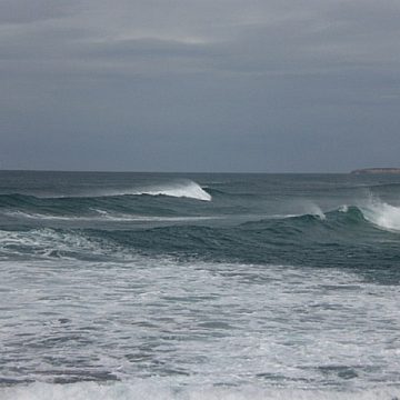 Valuri înalte şi curenţi puternici pe litoral. Un tânăr a murit înecat în mare şi doi copii au fost salvaţi în ultimul moment
