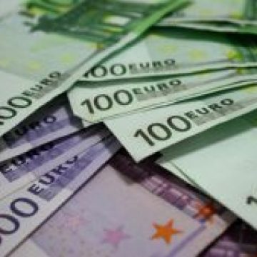 Vrei să retragi mai mult de 5.000 de euro de la bancă? Trebuie să anunţi banca înainte cu două zile