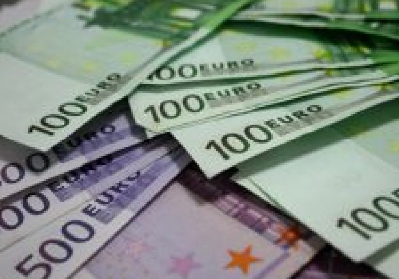 Vrei să retragi mai mult de 5.000 de euro de la bancă? Trebuie să anunţi banca înainte cu două zile Vrei să retragi mai mult de 5.000 de euro de la bancă? Trebuie să anunţi banca înainte cu două zile