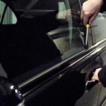 A furat o maşină pe care a condus-o pe drumul public deşi nu poseda permis de conducere de nici o categorie