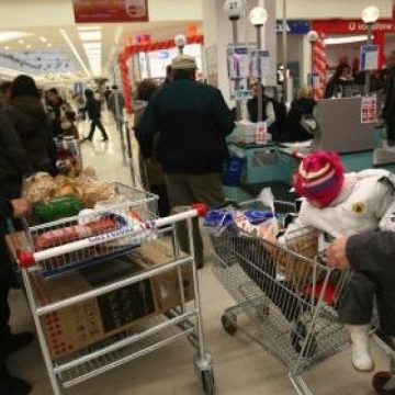 A trecut pe la casa de marcat fără să achite un parfum luat de la raionul de cosmetice A trecut pe la casa de marcat fără să achite un parfum luat de la raionul de cosmetice