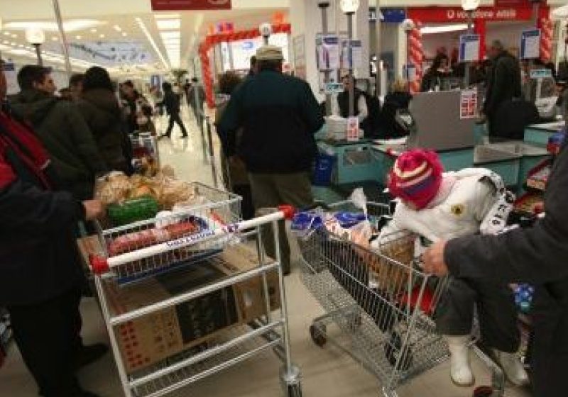 A trecut pe la casa de marcat fără să achite un parfum luat de la raionul de cosmetice