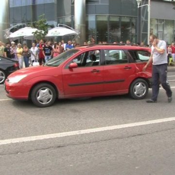 Baia Mare: Spulberat pe trecerea de pietoni din cauza unui şofer inconştient care a ignorat culoarea roşie a semaforului