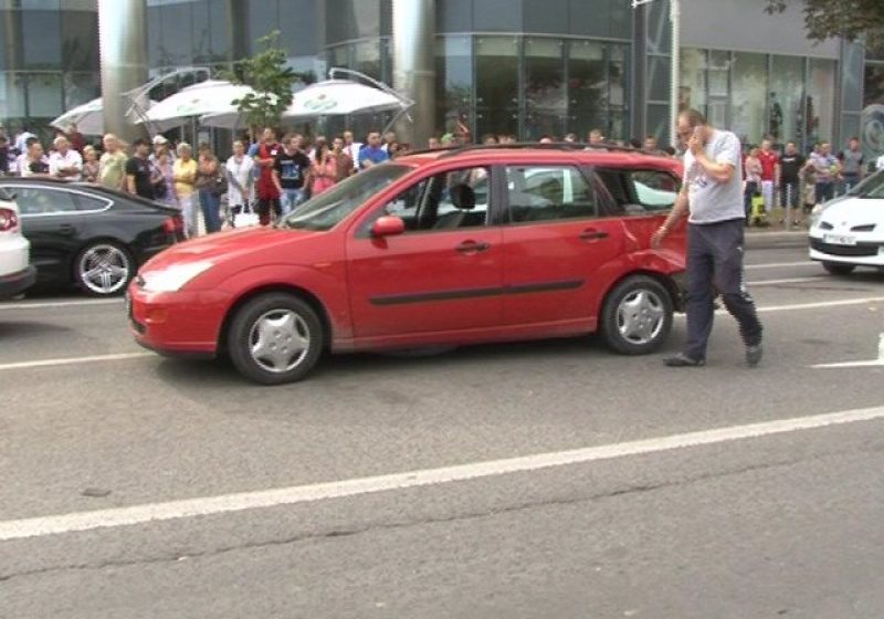 Baia Mare: Spulberat pe trecerea de pietoni din cauza unui şofer inconştient care a ignorat culoarea roşie a semaforului