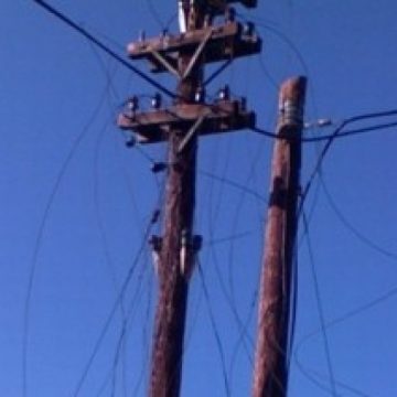 Poliţiştii din Fărcaşa au depistat un şofer beat care intrase într-un stâlp de telefonie
