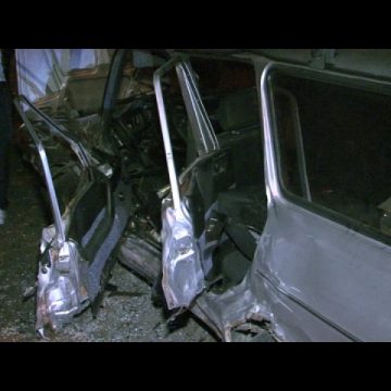 Baia Mare: Accident grav în Valea Chioarului cu 4 victime dintre care 1 persoană se află încarcerată sub fiarele maşinii Baia Mare: Accident grav în Valea Chioarului cu 4 victime dintre care 1 persoană se află încarcerată sub fiarele maşinii