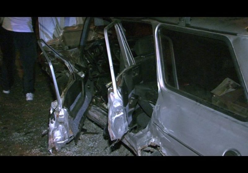 Baia Mare: Accident grav în Valea Chioarului cu 4 victime dintre care 1 persoană se află încarcerată sub fiarele maşinii Baia Mare: Accident grav în Valea Chioarului cu 4 victime dintre care 1 persoană se află încarcerată sub fiarele maşinii