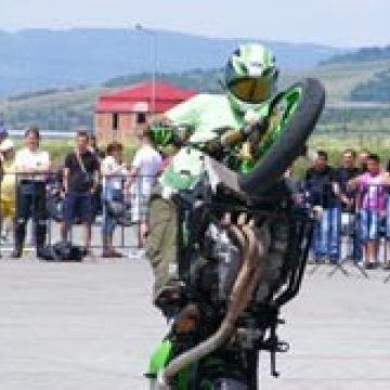 Acrobaţii pe două roţi, cu 280km/h Acrobaţii pe două roţi, cu 280km/h