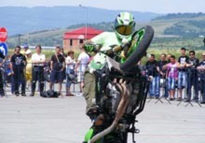 Acrobaţii  pe două roţi, cu  280km/h