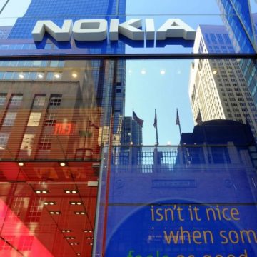 Acţiunile Nokia scad la bursă după anunţarea închiderii fabricii din România