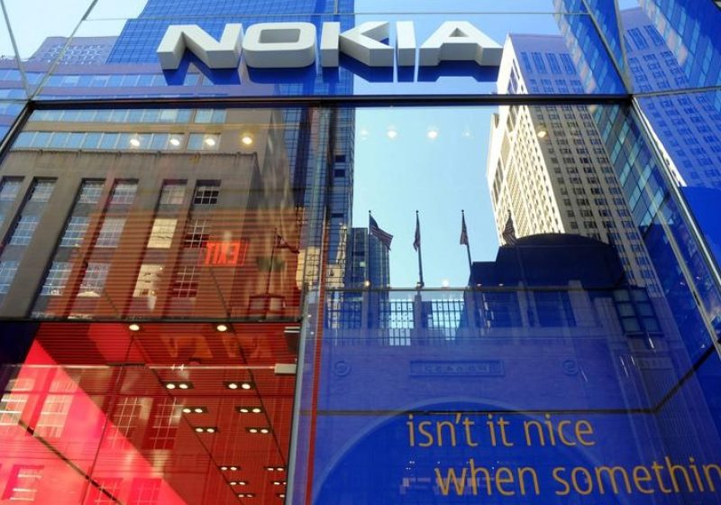 Acţiunile Nokia scad la bursă după anunţarea închiderii fabricii din România