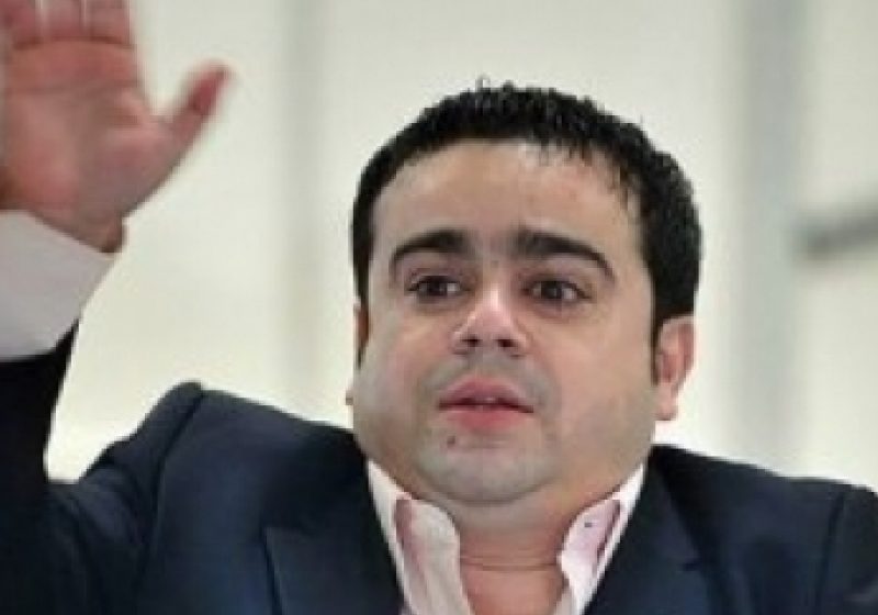 Adi Minune audiat pentru furtul unei sticle cu şampanie Adi Minune audiat pentru furtul unei sticle cu şampanie