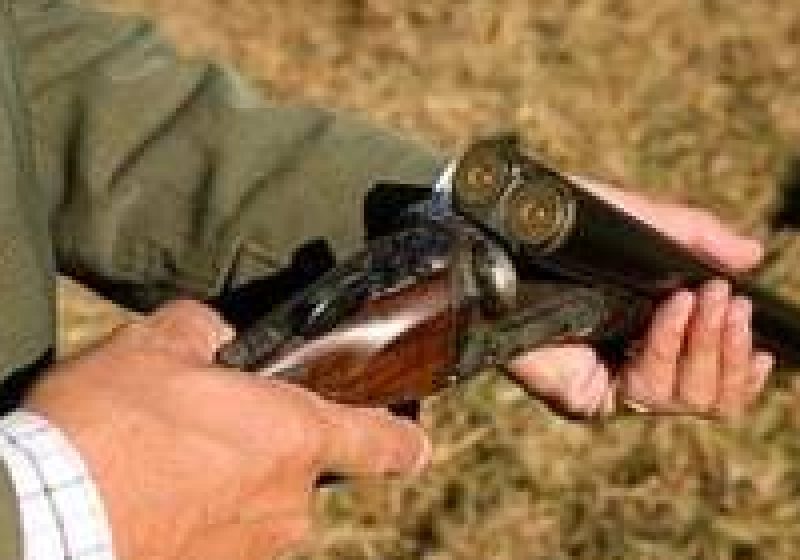 Poliţiştii verifică felul în care este respectat regimul armelor de către deţinătorii de permise de port armă şi de autorizaţii