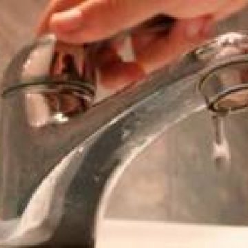Sighet: Trăieşte în condiţii greu de imaginat după ce a fost debranşată de la reţeaua de apă şi canalizare