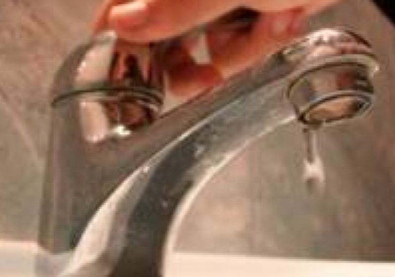 Sighet: Trăieşte în condiţii greu de imaginat după ce a fost debranşată de la reţeaua de apă şi canalizare