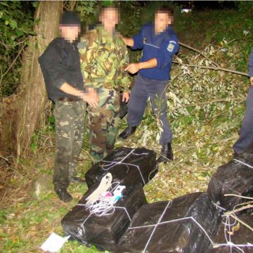 Un grup de persoane au încercat să treaca ilegal frontiera din Ucraina în România, peste apa râului Tisa cu o barcă pneumatică