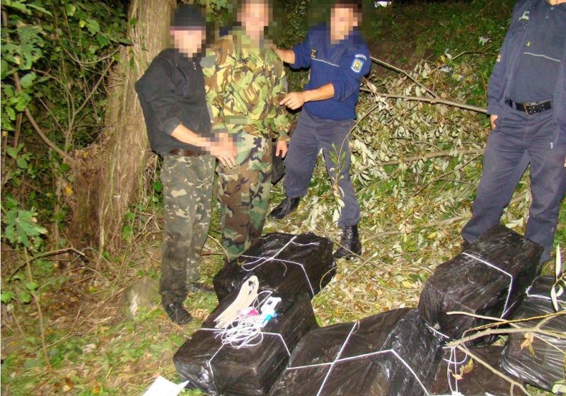 Un grup de persoane au încercat să treaca ilegal frontiera din Ucraina în România, peste apa râului Tisa cu o barcă pneumatică