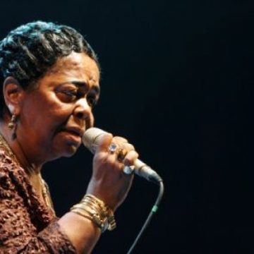 Cesaria Evora a anunţat că îşi încheie cariera. Cele trei concerte ale artistei programate în România au fost anulate
