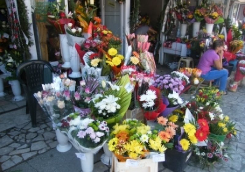 SIGHET: Comerciantii au ramas cu florile nevandute la inceput de an scolar