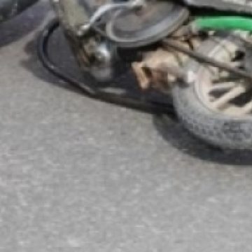 BORŞA: Conducătorul unui moped a fost proiectat pe carosabil în urma unei coliziuni cu un autoturism