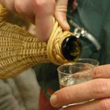 Sancţionaţi pentru consum de băuturi alcoolice în locuri publice Sancţionaţi pentru consum de băuturi alcoolice în locuri publice