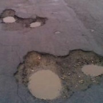 SIGHET: Crater în asfalt pe Bulevardul Independenţei