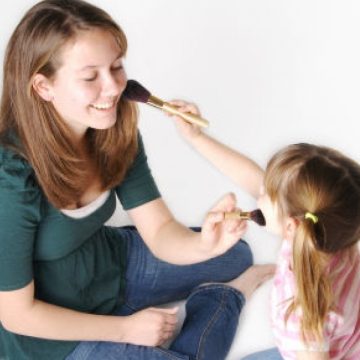 SIGHET: Serviciul Social Sighet organizeaza cursuri  de baby- sitter si programator calculator pentru femeile care provin din familii defavorizate