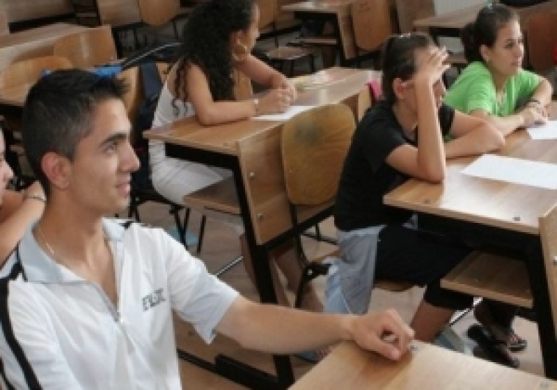 Elevii şi profesorii, pontaţi la intrarea şi ieşirea din şcoală, absenţele anunţate lunar la Ministerul Educaţiei